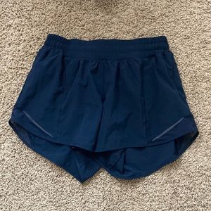 Lululemon/ Hotty Hot size 6 /4inch